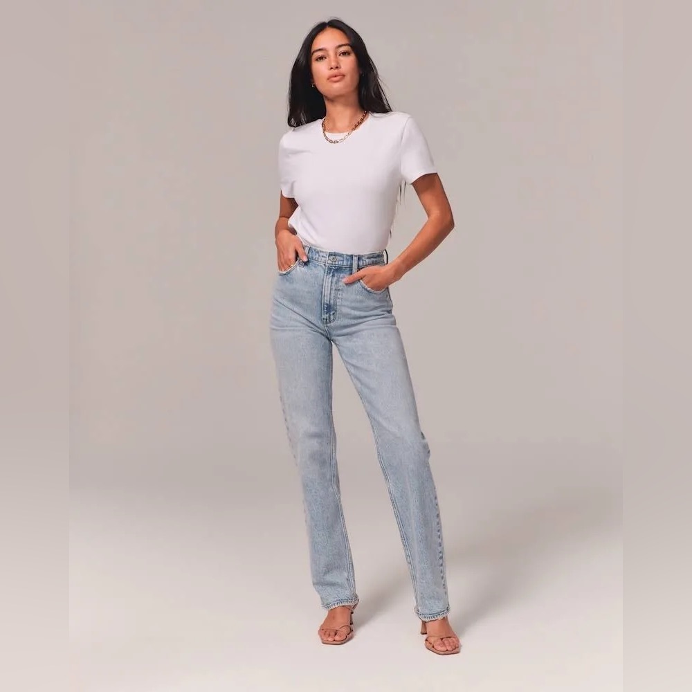 Abercrombie and Fitch Curve Love ‘90s Straight Ultra high-rise in size 25 or 0s